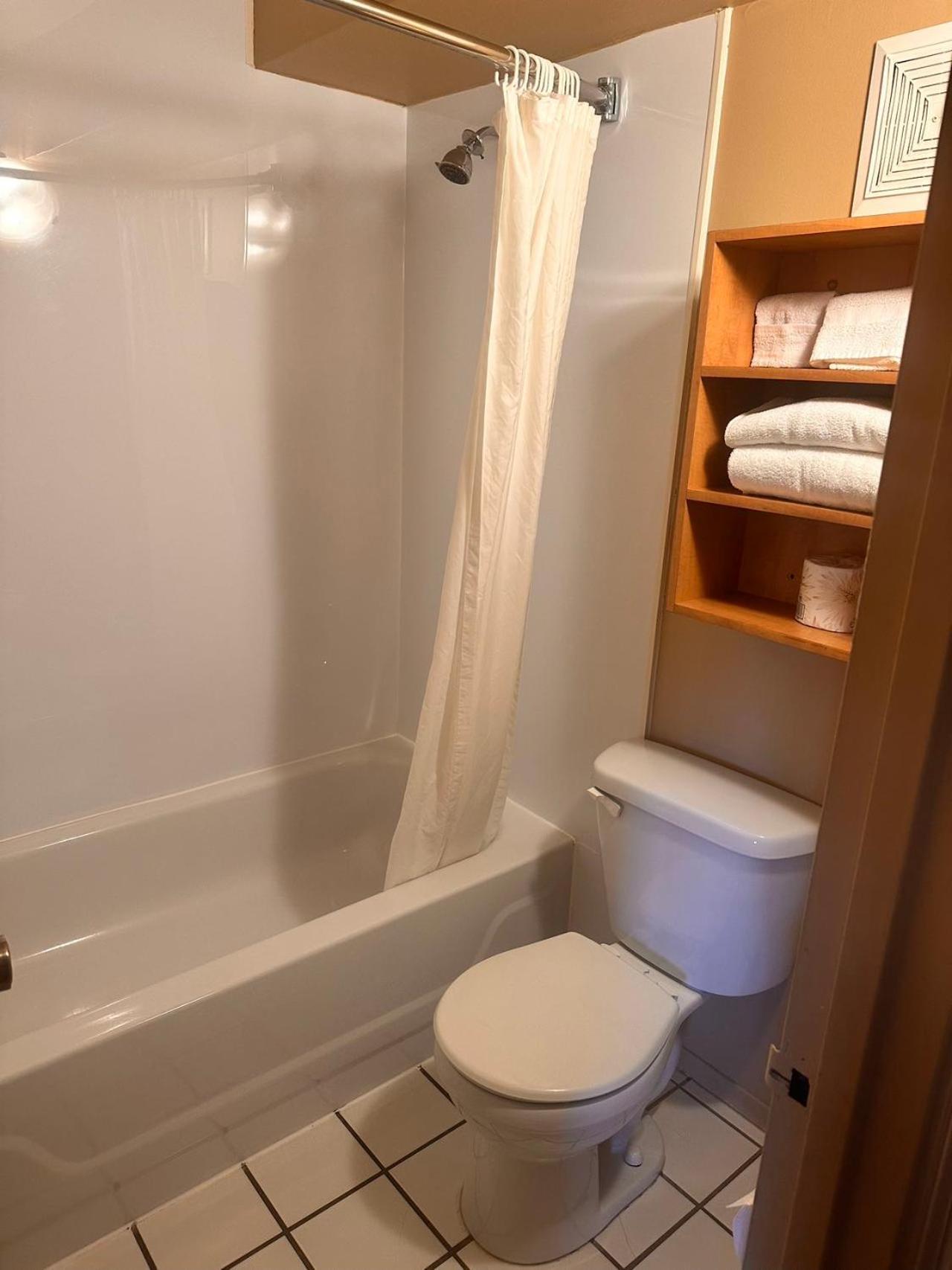 Travelodge By Wyndham Drummondville Esterno foto