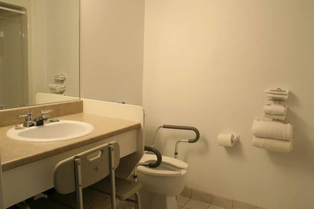 Travelodge By Wyndham Drummondville Esterno foto