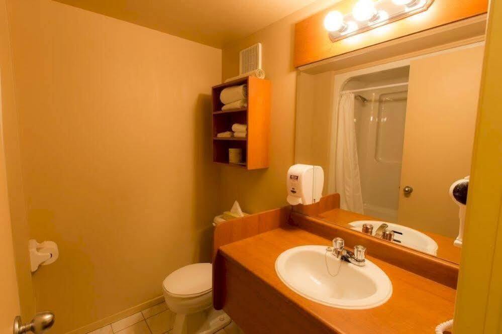 Travelodge By Wyndham Drummondville Esterno foto
