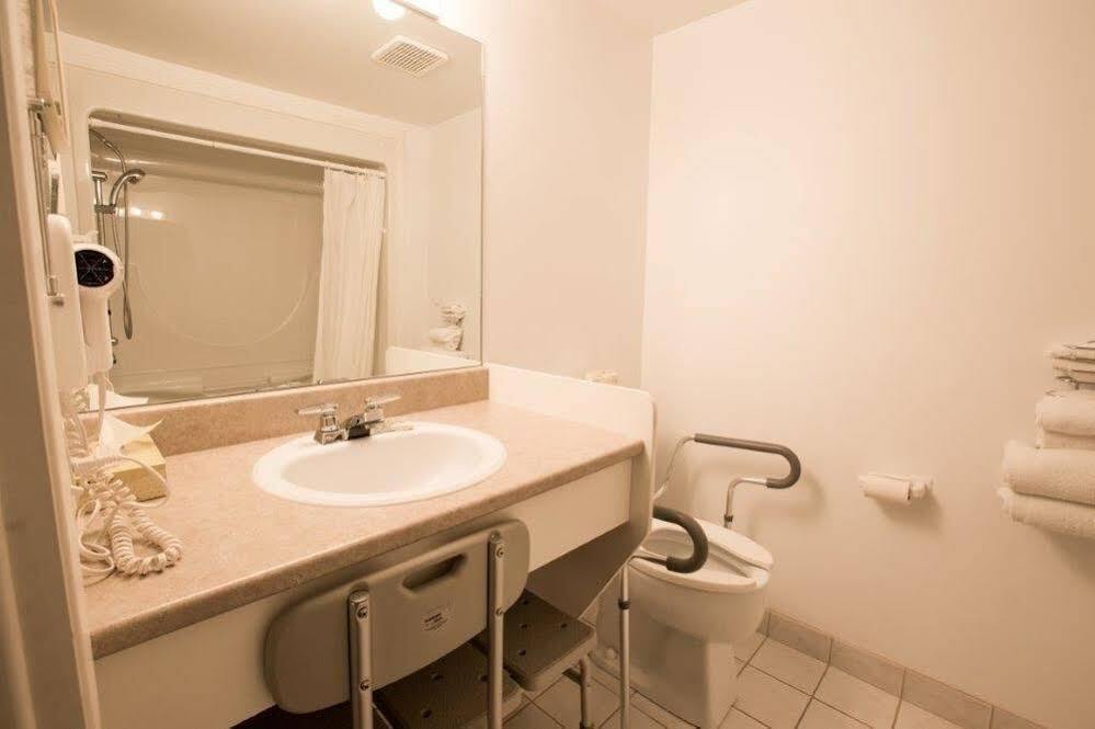 Travelodge By Wyndham Drummondville Esterno foto