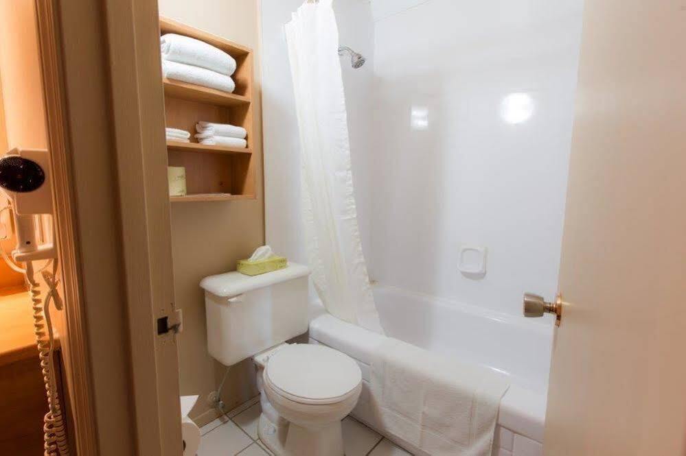 Travelodge By Wyndham Drummondville Esterno foto